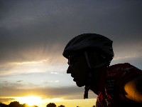Michi bei der Arbeit als Fahrradkameramann in der Abendstimmung durch die Camargue
