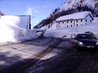 Pl&ouml;ckenpass, links im Schnee Locanda Ristorante AL Valico