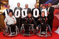 Spendenübergabe an Prim. Dr. Johannes Kirchheimer (links) mit der anwesenden Prominenz aus Politik und Wirtschaft und einigen Behindertensportlern