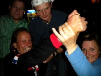 v.l.n.r. Freund und Gönner Klaus Mamedof, Radlwolf, Wirt Leo Salcher Gasthof Post und Karin