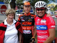Lokalmatador Robert Gassmayr mit Oma und Radlwolf nach der Zieldurchfahrt der 3. Etappe Kitzbühel - Lienz