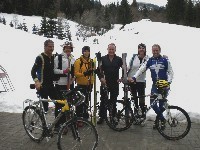 Ob Schifahrer oder Radfahrer, alles trifft sich auf der &Ouml;denh&uuml;tte