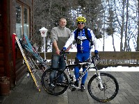 H&uuml;ttenwirt Szabolcs Palotai und Radlwolf vor der &Ouml;denh&uuml;tte
