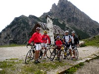 Hans Linder (Flauschibär), Radlwolf, Nils Kurz, Michael Kurz und Kurz Strobl am Passo di Falzarego in 2105m Seehöhe  