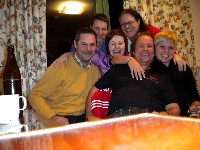 v.l.n.r. Hans, Josef, Heidi, Horst, Radlwolf und Nina bei der abendlichen Lachtherapie