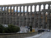 Der berühmte 28 Meter hohe und 728 Meter lange antike römische Aquädukt mit seinen 118 Bögen stammt aus dem 1./2. Jahrhundert n. Chr. Er versorgte bis in die 1970er Jahre die Stadt mit Wasser aus dem über 18 km weit entfernten Fluss Río Frío.