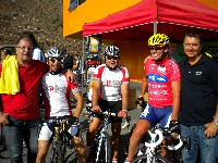 Gastgeber und Zielorganisator Klaus Mamedof, Michael Kurz, Kurt Strobl,  Radlwolf und Wolfgang Kittel (Schneider Weissbier München) beim Start