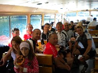 Die Radler bei der Bootsüberstellung am Weissensee (Prost!)
