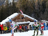 Die Startl&auml;ufer Christian De Lorenzi ITA, Vincent Jay FRA und Daniel Mesotitsch AUT beim Kampf um eine gute Ausgangsposition im Staffelrennen