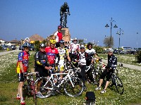 Die K&ouml;tschacher Radler beim Denkmal von Marco Pantani in Cesenatico, v.l.n.r. Alfred Schmid, Kurt Strobl, Radlwolf, Werner Unterluggauer, Thomas Kogler, Eveline Strobl, Erwin Kogler, Christa Kogler und Manfred Pichler