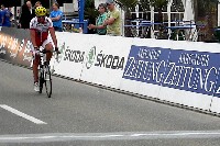 Radlwolf bei der Zieldurchfahrt im Stra&szlig;enrennen