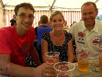 Mit Anna und ein paar Villacher Bier hat das Leben nach dem Rennen f&uuml;r Michi Kurz und Radlwolf wieder einen Sinn