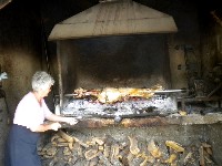 Das Lamm am Spie&szlig; kurz vor dem Mittagessen der hungrigen Radler