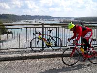 Ossi sprintet wie in alten Zeiten auf seiner neuen roten Göttin über den Tagliamento