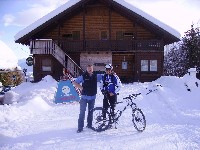 Szabolcs Palotai und Radlwolf vor der &Ouml;denh&uuml;tte