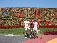 Alexander Hohlrieder und Radlwolf im Olympischen Dorf