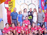 h.l. B&uuml;germeister Walter Hartlieb, Silke Napetschnig, Karin Franz, Radlwolf, Mirella Somma, Harald Unterluggauer, Kurt Strobl, hockend Gerald Ebner und Kinder der OSK Sportjugend