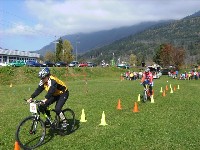 Manuela Strobl und Radlwolf beim Geschicklichkeitsrennen