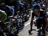 Das Feld des Giro kurz vor der Bergwertung in Gabicce Monte, schwarzes Sky Trikot im Hintergrund Bernhard Eisel, weises Sky Trikot der spätere Etappensieger Weltmeister Marc Cavendish