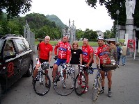 Manfred, Wolfgang, Silke, Kurt, Michi und unser Pilgerpapagei Jako bei der Ankunft in Lourdes