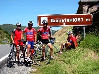 Manfred, Radlwolf, Michi und Kurt am Ibañeta Pass in den Pyrenäen