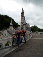 Silke, Kurti, Manfred, Michi und Wolfgang vor der Basilika in Lourdes