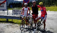 v.l.n.r. Michi Kurz, Armin Assinger und Radlwolf am Passo Pramollo (1530 m Seehöhe)