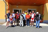 Die Radler auf Besuch im Seniorenheim Grafendorf mit einigen Heimbewohnern und den Eltern von Radlwolf 
