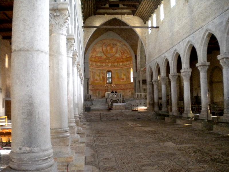 Besuch in der mittelalterlichen Kathedrale von Aquileja mit dem bedeutendsten frühchristlichen Fußbodenmosaik Italiens vom Anfang des 4. Jahrhunderts