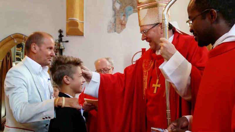 Bischof Dr. Alois Schwarz spendet Nils in St. Lorenzen/Les. 2014 das Sakrament der Firmung