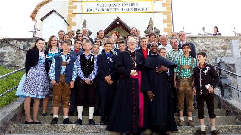 Die Firmlinge und Paten mit Diözesanbischof Dr. Alois Schwarz und Pater Joseph