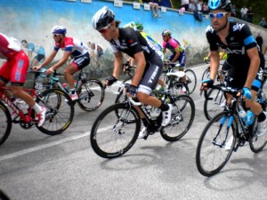 Bernhard Eisel auf der vorletzten Etappe (Ziel Monte Zoncolan)  beim Anstieg zwischen den Schmetterlingsdörfern Bordano und Interneppo, im Hintergrund die Wandmalerei der Girosieger aus Italien
