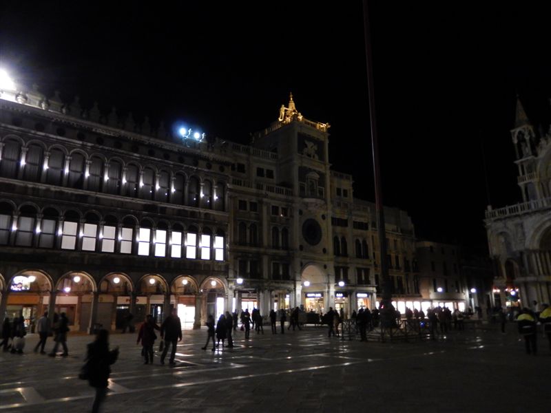 Der Markusplatz (italienisch Piazza San Marco) ist der bedeutendste und bekannteste Platz in Venedig