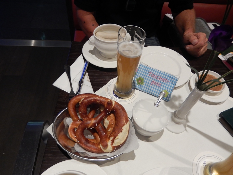 Weißwurstfrühstück am Flughafen München, den Trainingspartnerinnen Danke für das Taschengeld