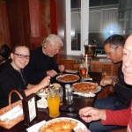 die per Bus angereisten v.l. Caroline, Volker, Organisator Andrew und Wolfgang geniesen das Abendessen nach ihrer mehrtägigen Anreise