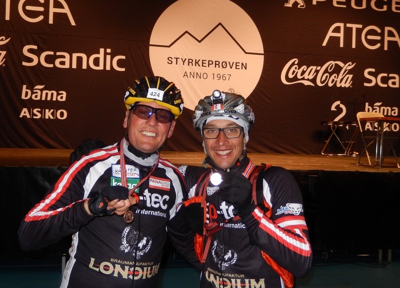 die beiden Paralypioniken sind überglücklich über ihre Leistung im Ziel in Oslo