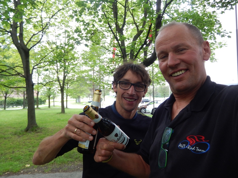 das erste Bier nach dem Höllenritt über 550 km von Trondheim nach Oslo, danke Andrew!