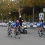 die drei Mann Spitzengruppe mit den späteren Siegern v.l. Vincenzo Nibali, Diego Ulissi und Giovanni Visconti knapp vor dem Ziel