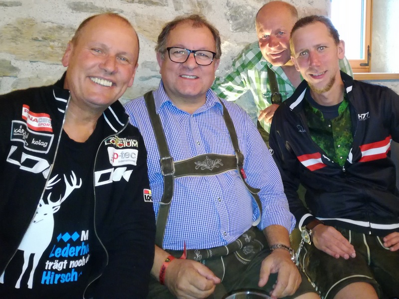 die Obergailtaler Abordnung Radlwolf, Klaus Mamedof, Kurt Strobl mit Olympiasieger Martin Koch