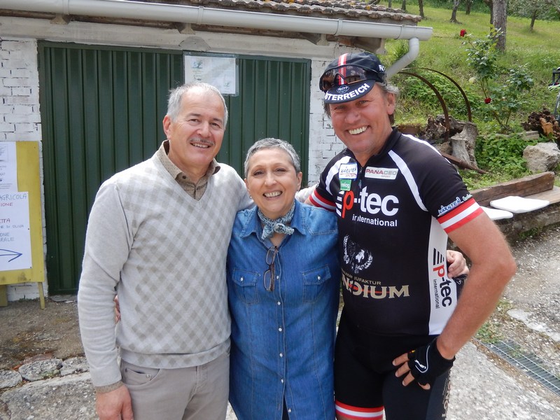 Radlwolf freut sich mit Maria Rosa und Mario über den schönen Besuch im Olivenhain