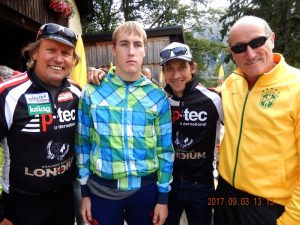 Radlwolf und Michi freuen sich mit Manuel und Papa Baldur Lenzhofer das sie beim für Manuel gefahrenen Radeln für den guten Zweck auch noch die Mittelzeitwertung gewonnen haben