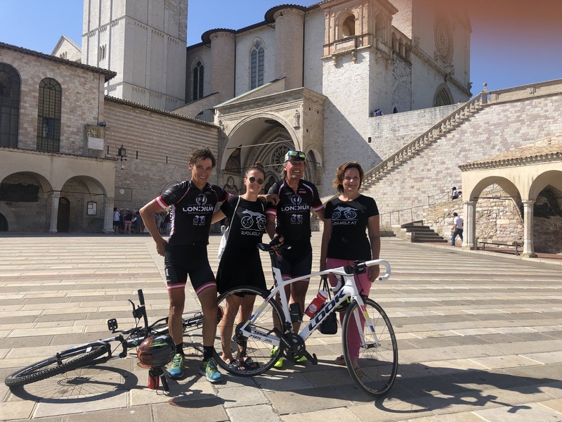 Michi, Nici, Radlwolf und Karin vor der "Basilica di San Francesco"Assisi ist erreicht Foto: © Nicole Böhlen