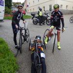 die Parasportler Christian Troger, Helmut Jost und Radlwolf bei der Labestation in Althofen