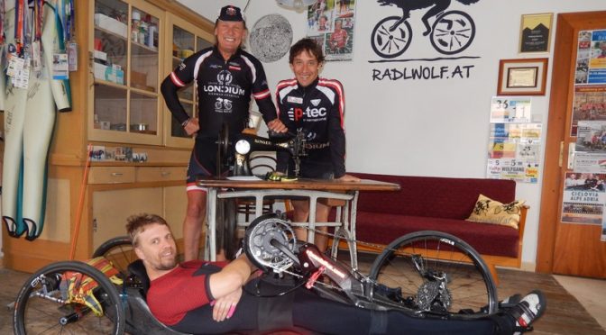 Radlwolf und Michael Kurz unterstützen Pararadsportler Helmut Jost