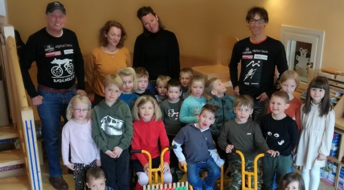 Radlwolf und Michi Kurz unterstützen die integrativ geführte Schmetterlingsgruppe des Kindergarten Gundersheim