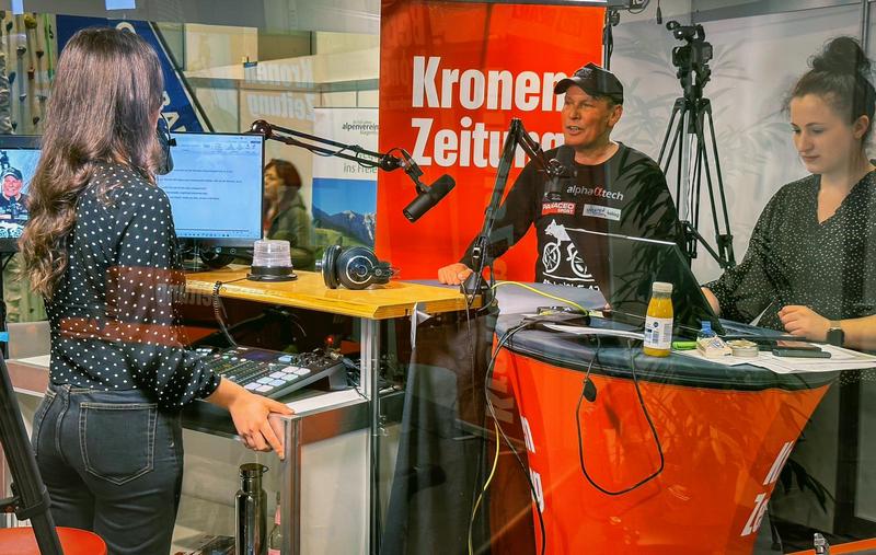 "Krone"-Podcast-Talk mit den Moderatorinnen Emily Patek und Julia Mößlacher im "Krone"-Podcast Studio; Foto: © Hannes Wallner