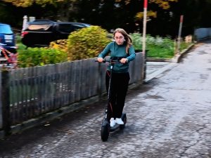 Theresia Catharina voll in Aktion auf ihrem neuen E-Scooter
Foto: © Radlwolf