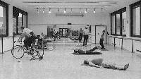 Filmstill Excurses on Fitness v.l.n.r. Wolfgang Dabernig, Otto Zitko, Isabella Hollauf, Josef Dabernig, Anna Dabernig und Ingeburg Wurzer 