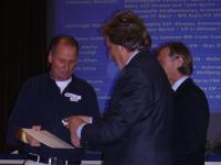 Gen.-Dir. Otto Flum Präsident des ÖRV überreicht Wolfgang Dabernig das Ehrenzeichen