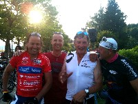 Wolfgang Dabernig nach der Zieldurchfahrt mit Betreuer Thomas Dabringer (er startet am Sonntag bei seinem ersten Ironman), Olympiasieger Franz Klammer und Betreuer Kurt Strobl